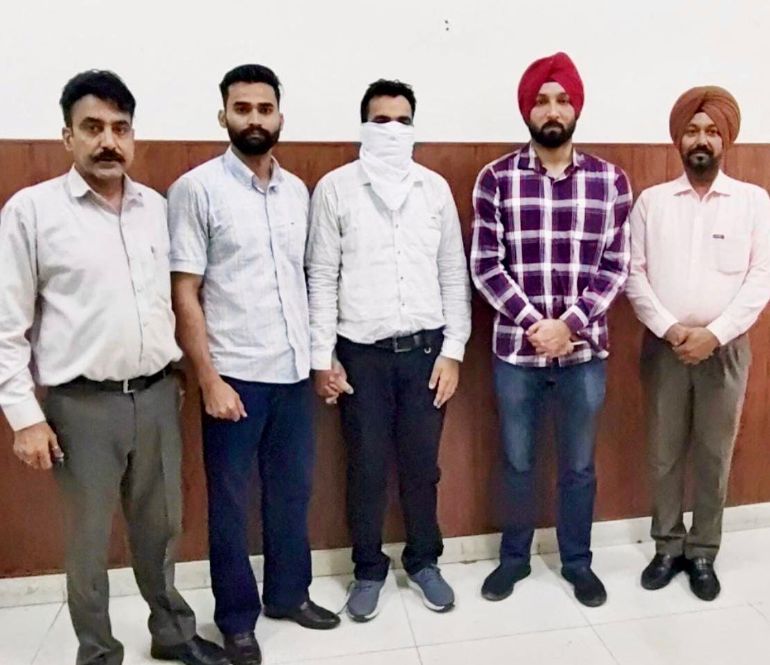 जमीन नामांतरण के बदले दस हजार रुपए की रिश्वत लेते हुए पटवारी गिरफ्तार